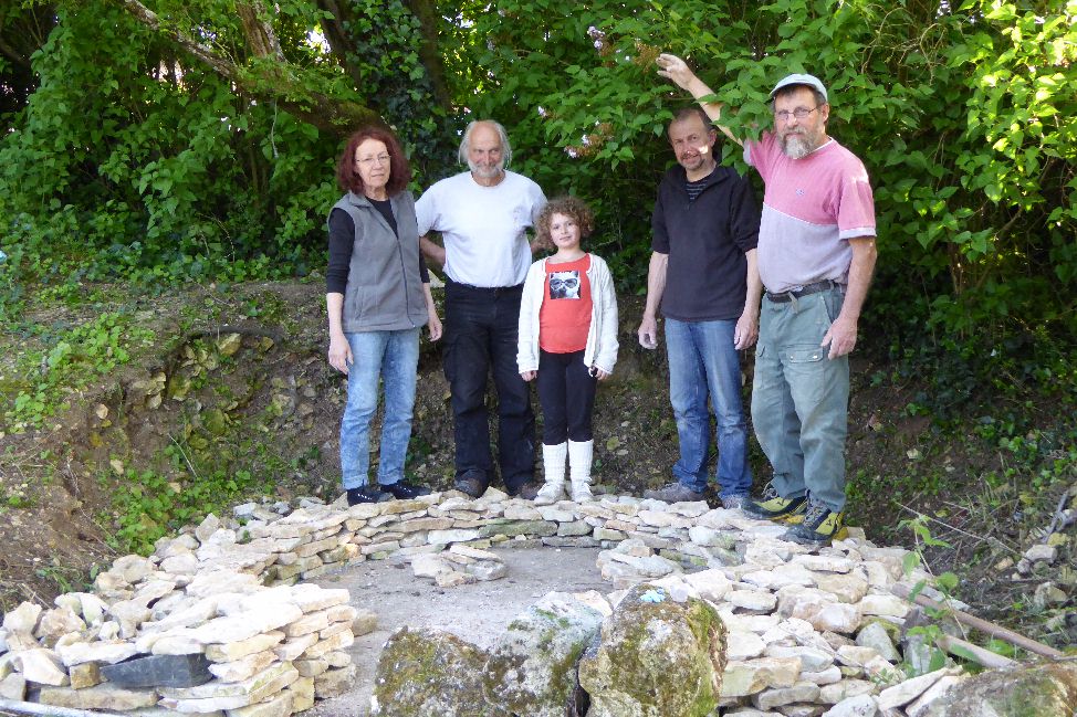Dmarrage de la construction d'une loge de vignes en pierres sches